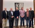 Bild: Landratsamt Tirschenreuth/exb
Verabschiedung und Begrüßung am Landratsamt: (von links) Verwaltungsleiter Wolfgang Fenzl, Kreisseniorenbeauftragter Peter Gold, Jonas Horn und Tobias Gabel, Richard Schiedeck vom Personalrat sowie Landrat Roland Grillmeier.