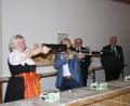 Bild: Uwe Friedrich/exb
Elfriede Kamm vom Schützenbezirk Oberpfalz und Stellvertretender Landrat Dr. Alfred Scheidler beim Eröffnungsschuss des Gaukönigschießens.