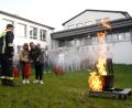 Bild: kaz
30 Feuerwehrleute aus 13 Feuerwehren präsentieren sich und ihr Ehrenamt beim Feuerwehrtag an der Mittelschule Ebnath. Edyta Kaczmarczyk und Katharina Heimerl (von links) probieren einen Feuerlöscher aus. Infos gibt Julian Heinl, Kommandant bei der Feuerwehr Schwarzenreuth.