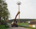 Bild: bl
Bauhof-Mitarbeiter Thomas Graf hat mit seinen Bagger die Hopfensäule mit dem Horst fest im Griff.