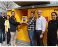 Bild: mrr
Manuel Peichl (von links), Margit Rieger, Markus Ehm, Bianca Hammer, Bürgermeister Erwin Geitner und Susanne Hennel (Zustellerin) freuen sich über die neue Poststation in Rieden.
