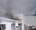 Bild: Jürgen Masching
Seit Samstagvormittag brennt ein Nebengebäude einer Firma in Auerbach. Wegen der starken Rauchentwicklung bittet die Feuerwehr darum, Fenster und Türen geschlossen zu halten.