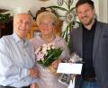 Bild: Hirsch
Bürgermeister Peter Neumeier gratuliert dem Ehepaar Liselotte und Ernst Paa zur eisernen Hochzeit und überreicht neben einem Geldgeschenk und Blumen auch eine Flasche Wein aus Straß in der Steiermark, der Partnergemeinde von Schwarzenfeld.