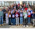 Bild: Otto-Hahn-Gymnasium/exb
Schulleiter Oberstudiendirektor Stefan Niedermeier (Zweiter von links) sowie die Chemielehrkräfte Heike Schöpe und Johannes Wällisch freuten sich mit den Schülern über die Leistungen.