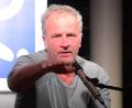 Bild: Kunz
Alex Capus bereitet sein Publikum auf einen kurzweiligen Abend vor.