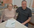 Bild: jr
Die 86-jährige Elisabeth Hollmann war sieben Jahre alt, als ein Todesmarsch durch Pechbrunn führte. Mit im Bild Stiefsohn Josef Hollmann. Er beschäftigt sich schon seit langem mit der Geschichte seiner Heimatgemeinde.