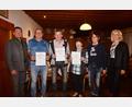Bild: bey
CSU-Ortsvorsitzender Rainer Rewitzer (links), stellvertretende FU-Kreisvorsitzende Andrea Lang und FU-Ortsvorsitzende Heidi Völkl (von rechts) ehren die Mitglieder Josef Windirsch, Franz Strigl und Monika Enslein für ihre langjährige Treue zum CSU- und FU-Ortsverband Pleystein.