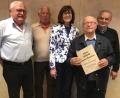 Bild: mma
Herbert Demleitner wurde für 50 Jahre Mitgliedschaft geehrt. Mit ihm freuen sich Vorstand Josef Moosburger (li.), die Ehrenmitglieder Franz Erras (2.v.li.) und Werner Krieger (re.) sowie Hahnbachs dritte Bürgermeisterin Evi Höllerer.