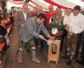 Bild: Hirsch
Mit vier Schlägen vollzog Bürgermeister Thomas Falter im Beisein zahlteicher Gäste den symbolischen Bieranstich.