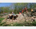 Bild: le
Zurzeit wird der Schaden an der Granit-Umfassungsmauer im Judenfriedhof behoben. Eine Firma aus Cham saniert die schadhafte Mauer.
