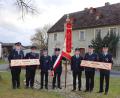 Bild: Feuerwehr Schönkirch/exb
Freude allerseits herrschte nach dem Patenbitten durch Vorsitzenden Jens Gotthardt (Dritter von rechts) an die Feuerwehren Püchersreuth und Floß.