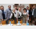 Bild: Rudolf Hirsch/exb
Geburtstagsfeier im Hause Scherl. (von links): Claudia Mendel, Christian Glaab, Marianne Fleischmann, Kurt Scherl jun., Kurt Scherl sen., Angela Prechtl, Thomas Falter und Hans Prechtl.