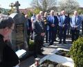 Bild: Gerhard Franz
Gedenken am Grab von Emil Kraus. Das Bild zeigt (von rechts) CSU-Gemeinderat Cajetan Kredler, Landrat Richard Reisinger, MdL Harald Schwartz, Staatsminister Joachim Herrmann, 2. Bürgermeisterin Susanne Lindner, FW-Gemeinderat Hans Jürgen Zintl und Bürgermeister Peter Dotzler.