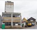Bild: bl
Am Nebengebäude des Benno-Weiss-Turms knabbert schon der Bagger, es wird abgerissen. Ist bald auch der große Getreidespeicher an der Reihe?