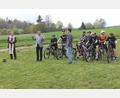 Bild: pi
Bürgermeister Rainer Rewitzer (vorne, Mitte) freut sich wie Christopher Maschke (rechts daneben) über den Bikepark. Die Segnung nimmt Pater Thomas Mühlberger (links) vor.