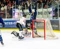 Bild: Elke Englmaier
James Bettauer bejubelt den Treffer zum 3:1-Endstand für die Blue Devils Weiden. Der Ex-Hannoveraner sorgte damit für eine besondere Pointe im ersten Play-off-Finale.