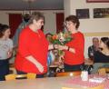 Bild: wel
Bürgermeisterin Anita Forster (links) dankt bei der Bürgerversammlung allen, die zum Wohle der Gemeinde Dieterskirchen arbeiten und überreicht an Kämmerin Martina Held einen Blumenstrauß.