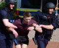 Bild: Kunz
Polizeikräfte helfen einem Angeschossenen.
