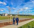 Bild: hwk/exb
Garten- und Landschaftsbauer Matthias Lang sowie Bürgermeister Hans Walter (von links) begutachten in der Talstraße das Ergebnis der Baumpflanzaktion.