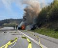 Bild: Feuerwehr Ursensollen
Der BMW brannte lichterloh und entwickelte eine dichte Rauchsäule, weshalb die Autobahn für den Verkehr gesperrt werden musste.