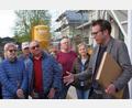 Bild: wro
Der Rundgang durch die Baustelle begann am Bahnhofsplatz, wo die rund 100 Interessierten vom verantwortlichen Architekten Uwe Reil (rechts) empfangen wurden.
