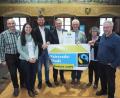 Bild: kek
Die Fair-Trade-Steuerungsgruppe mit (von links) Bernd Scheller, Elisabeth Voit, Matthias Edtbauer sowie (von rechts) Andreas Karl und Brigitte Grüner ist am Ziel: Auerbach ist Fair-Trade-Town. Der Ehrenbotschafter vom Verein Transfair, Manfred Holz (Dritter von rechts), überreicht das Zertifikat an Bürgermeister Joachim Neuß (Mitte).
