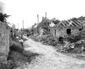 Bild: Archiv Schaffer/Foto Schwarz/exb
Das Bild zeigt die Vogelstraße einige Zeit nach dem Angriff auf Schwandorf am 17. April 1945. Im Hintergrund sind die Kamine der Tonwarenfabrik zu sehen. Heute stehen dort Supermärkte.