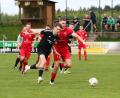 Bild: Dieter Jäschke
Der TSV Reuth darf sich als Gewinner des Wochenendes im Abstiegskampf der Kreisliga Nord fühlen. Sandor Balogh (schwarzes Trikot) und seine Teamkollegen schossen die DJK Irchenrieth (im Zweikampf Michell Pscherrer) mit 4:0 ab.