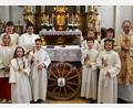 Bild: fdl
Bei einem Festgottesdienst feiern (von links) Emma, Damien, Toni und Thea in Ehenfeld Erstkommunion. Mit ihnen freuen sich Pfarrer Johann Hofmann und Gemeindereferentin Barbara Schlosser.