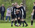 Bild: Hubert Ziegler
Udo Hagerer wird nach seinem zweiten Treffer von seinen Mitspielern Julian Taubmann, Bernd Holzwarth und Stefan Pirner geherzt: Der Top-Torjäger der Kreisliga Süd entschied das Spitzenspiel gegen Inter Bergsteig mit drei Toren.