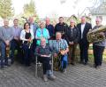 Bild: Jochen Neumann/Stadt Erbendorf/exb
Seinen 85. Geburtstag feierte der ehemalige Zweite Bürgermeister Hans Grünwald (vorne sitzend). Zum Jubeltag gratulierten ihm der Posaunenchor und unter anderem Museumsleiter Manfred Klöble (Dritter von rechts) und Zweiter Bürgermeister Bernhard Schmidt (Zweiter von rechts).