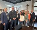 Bild: Landratsamt Tirschenreuth/exb
Neue Partner unterzeichneten die Charta für schwerstkranke und sterbende Menschen. Von links Landrat Roland Grillmeier, Johannes Großmann vom Sozialteam, Angelika Landgraf vom BRK-Kreisverband Tirschenreuth, Daniela Haas von der Katholischen Jugendfürsorge, Daniela Peintinger von der Gesundheitsregion plus Nordoberpfalz, Erika Schmidt vom Heilpädagogischen Zentrum Irchenrieth, Netzwerkkoordinatorin Doris Wagner-Zeeh und Weidens Dritter Bürgermeister Reinhold Wildenauer.