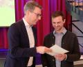 Bild: do
Ein hoher staatlicher Zuschuss ist Toni Neumann für sein Bauvorhaben "Klosterhof 20" sicher. Persönlich überreichte Minister Markus Blume dem Bauherrn den Förderbescheid zur Instandsetzung des ehemaligen klösterlichen Landwirtschaftstraktes