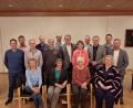 Bild: sgl
Vorstand, Stadträte und Ehrenmitglieder seiner Wählergemeinschaft „Arbeitnehmer-Eigenheimer“ gratulieren zusammen mit dem stellvertretenden Freie-Wähler-Landesvorsitzenden Hans Martin Grötsch und Landtagsabgeordnetem Bernd Heinisch dem Vilsecker Bürgermeister Hans-Martin Schertl (hinten Mitte) zur 20-jährigen Amtszeit.