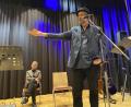 Bild: aub
Während Hubert Treml (rechts) Songs aus dem "Leben" vortrug, knüpfte Christoph Seidl (im Hintergrund) die Interpretationen des Liedermachers mit Überleitungen aneinander.