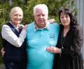 Bild: mab
Zweite Bürgermeisterin Gabi Wittleben (links) gratuliert Werner Flierl namens der Gemeinde zum 85. Geburtstag, rechts dessen Ehefrau Gerda.