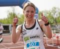 Bild: Reiner Fröhlich
So sehen glückliche Siegerinnen aus: Simone Dehling (LG Telis Finanz Regensburg/CIS Amberg), Gewinnerin des 10-km-Laufes beim Amberger Frühlingslauf.