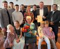 Bild: Stefanie Gradl
Im Kreise ihrer Enkel und Urenkel feiert Cäcilia Friedrich (Sitzend Mitte) 90. Geburtstag. Bürgermeister Hans-Martin Schertl (Zweiter von rechts) und Pater Robin (rechts) überbringen der Jubilarin die Glückwünsche.