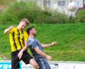 Bild: Schrems
Nico Stark (links), hier im Kopfballduell mit Stefan Bauer, brachte den FC Tirschenreuth beim 2:0-Sieg gegen den TSV Konnersreuth per Fallrückzieher in Führung.