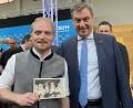 Bild: slu
Ministerpräsident Markus Söder gibt beim Ehrenamtsempfang der CSU Christian Schießl ein Autogramm.