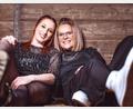 Bild: Kerstin Wegmann/exb
Laura Stier aus Bärnau (links) und Rosi Zeitler aus Wildenau sind die Frisörinnen im "Schachtl-Boder".
