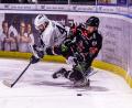 Bild: Werner Moller
Auch im zweiten Finale zwischen den Blue Devils und den Hannover Scorpions gab es jede Menge packende Zweikämpfe, wie hier zwischen dem Weidener Kurt Davis und Dylan Wruck.