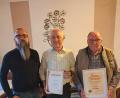 Bild: Liederkranz Schönkirch/exb
Vorsitzender Stefan Lindner mit Jubilar Hans Wittmann und dem neuen neue Ehrenmitglied Helmut Hart (von links).