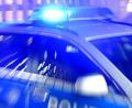 Symbolbild: Carsten Rehder/dpa
Ein Streifenwagen der Polizei steht mit eingeschaltetem Blaulicht auf der Straße.