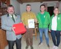 Bild: sl
Schützenmeister Josef Bäumler ehrt Johann Kellner für 50 Jahre Mitgliedschaft im Beisein von Kassierer Johannes Meindl und Sportleiterin Theresa Bodensteiner (von links).
