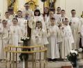 Bild: pi
Pfarrer Adam Karolczak (hinten): "Jesus begleitet euren Lebensweg."