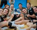Bild: Günter Uschold
Da ist das Ding - der Meisterwimpel: Die Oberviechtacher Mädels feiern ihren Titel-