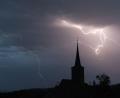 Symbolbild: Nicolas Armer/dpa/Symbolbild
Blitze entladen sich aus einer Gewitterwolke.
