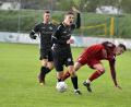 Bild: Hubert Ziegler
Fabian Vogl (Zweiter von links) von der DJK Gebenbach wird in dieser Szene von seinem Kornburger Gegenspieler (rechts) von den Beinen geholt, beobachtet vom Gebenbacher Kapitän Jan Fischer (ganz links). Beide Teams trennten sich 1:1.