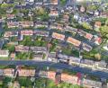 Bild: Thilo Hierstetter
Die Czeikestraße erschließt den kompletten Siedlungsbereich oberhalb der Hugo-Geiger-Straße, die am unteren Bildrand zu erkennen ist. Dort klagen Anwohner bei Starkregen über Wasserschäden, was an der maroden Kanalisation liegen soll. Im Bauausschuss stellten Planer einen neuen Entlastungskanal mit Straßenvollausbau in diesem Bereich als Lösung vor.